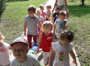 Pierwsze spacery, zabawy w sali i w ogrodzie naszych najmłodszych przedszkolaków.
