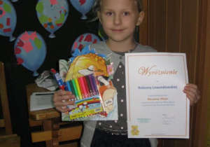 W konkursie plastycznym „Wyczaruj misia” zorganizowanym przez filię Pedagogicznej Biblioteki Wojewódzkiej w Zgierzu – jury przyznało wyróżnienie Roksanie L. z grupy IV