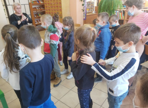 Przedszkolaki z grupy IV na zajeciach w bibliotece.