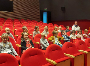 Wycieczka dzieci z grup III i IV do teatru Arlekin.